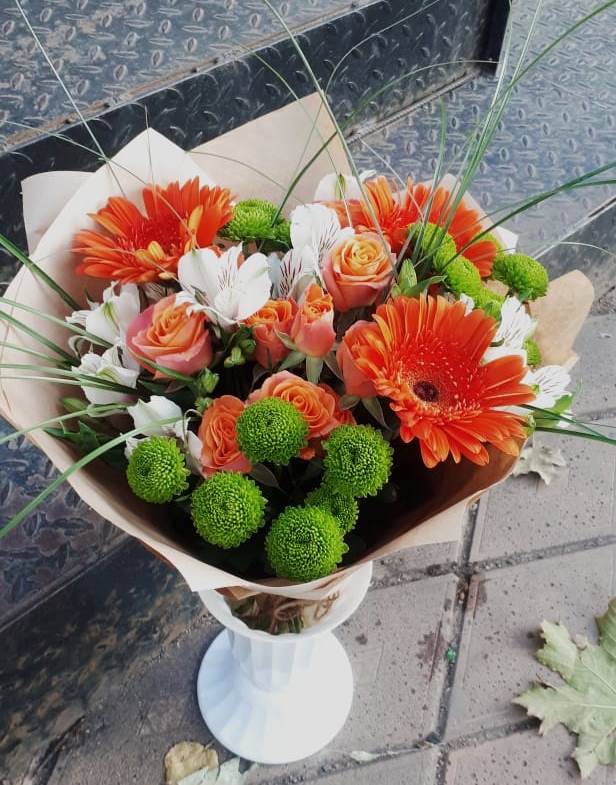 Букет цветов из: Герберы, Хризантемы, Альстромерии и Розы в Синих Липягах