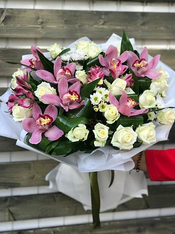 Букет цветов из: Розы и Хризантемы в Синих Липягах