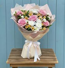 Букет цветов из:  Гвоздики, Орхидеи и Розы #REPLACE_PRED# Синих Липягах