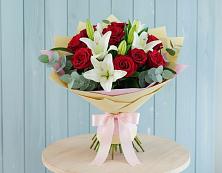 Букет цветов из:  Лилии и Розы в Синих Липягах