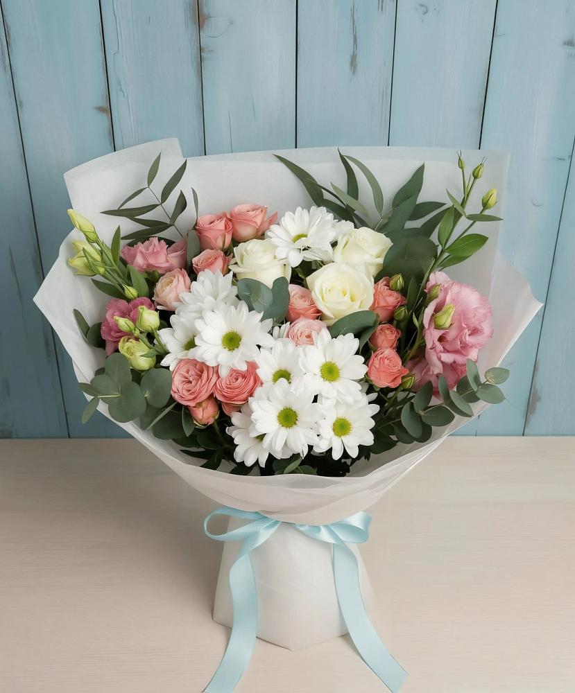 Букет цветов из: Розы, Лизиантусы и Хризантемы в Синих Липягах