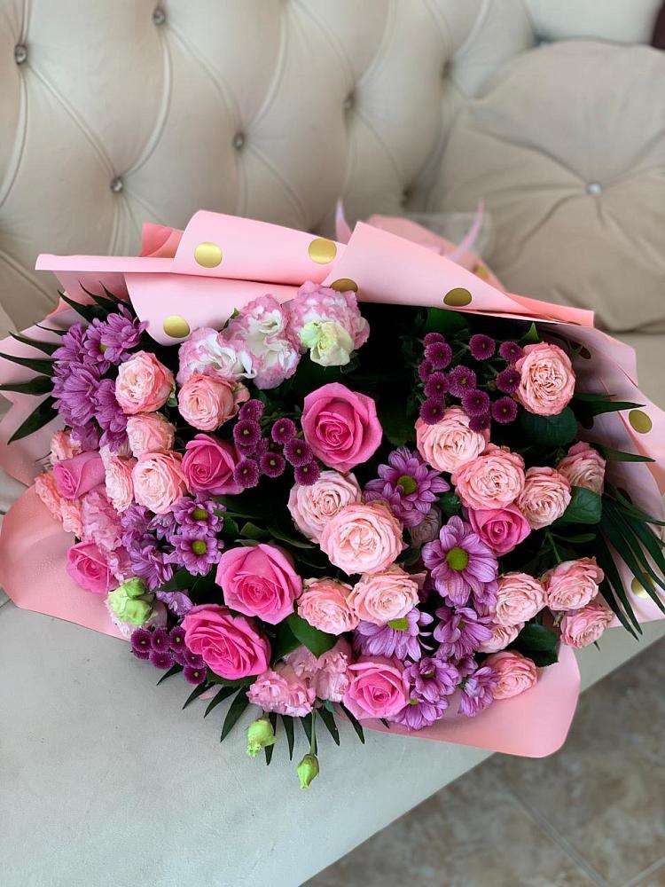 Букет цветов из: Хризантемы, Розы и Лизиантусы в Синих Липягах