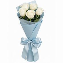 Букет 5 Белых роз Проуд #REPLACE_PRED# Синих Липягах