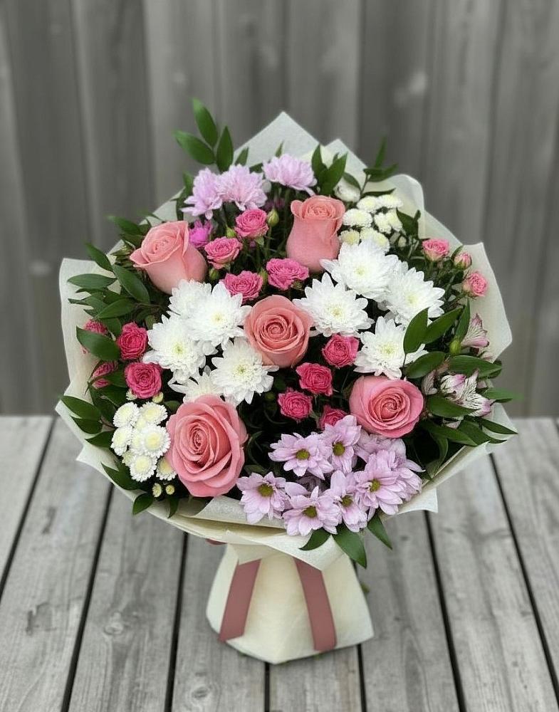 Букет цветов из: Альстромерии, Гвоздики, Розы и Хризантемы в Синих Липягах