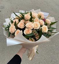 Букет Кремовые розы Латте в Синих Липягах