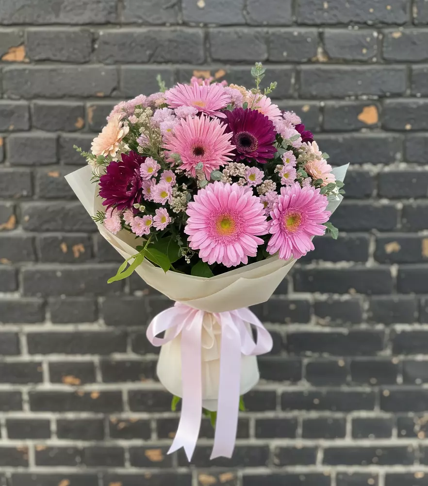 Букет цветов из: Герберы и Хризантемы в Синих Липягах