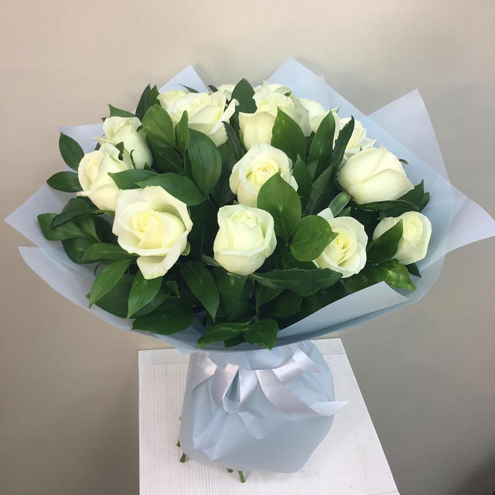 Букет 15 Белых роз Проуд в Синих Липягах