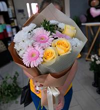 Букет цветов из:  Герберы, Розы и Хризантемы в Синих Липягах