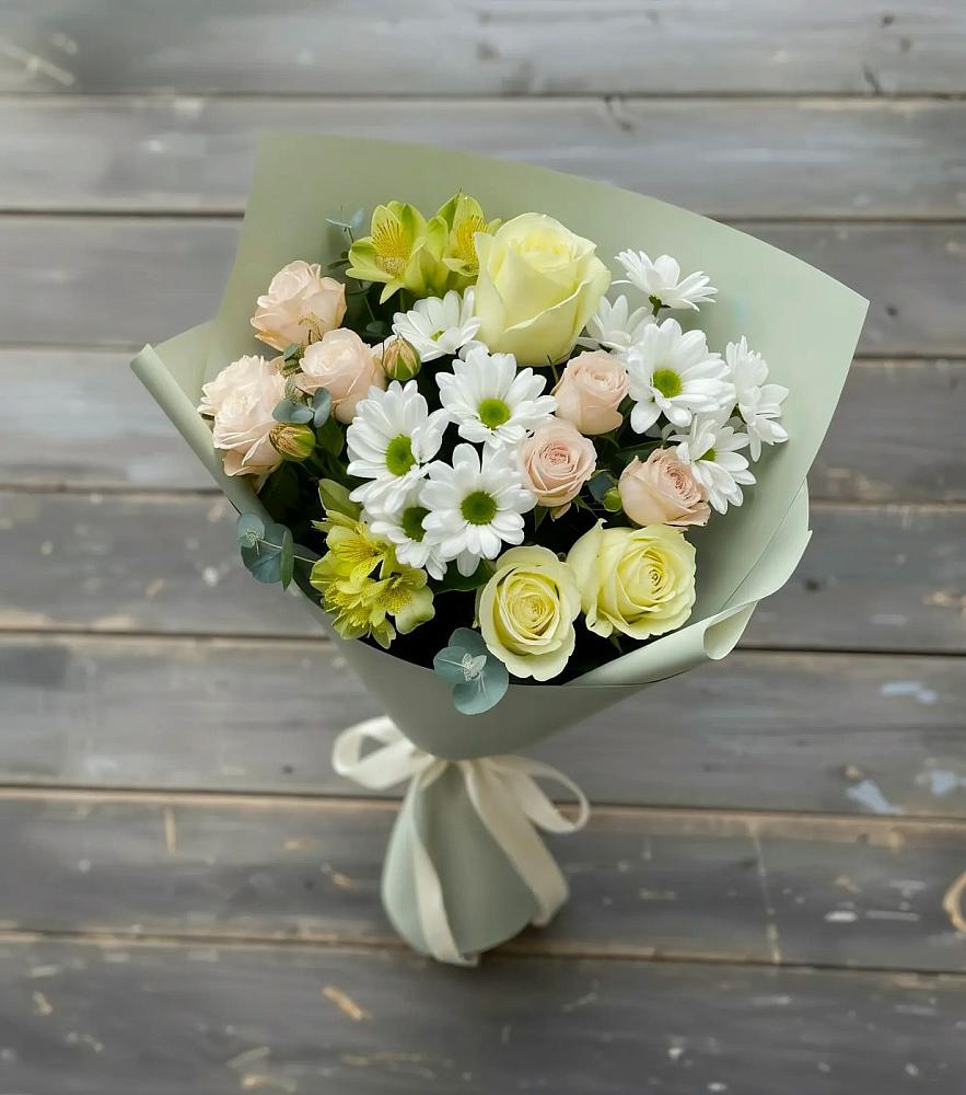 Букет цветов из: Альстромерии, Розы и Хризантемы в Синих Липягах