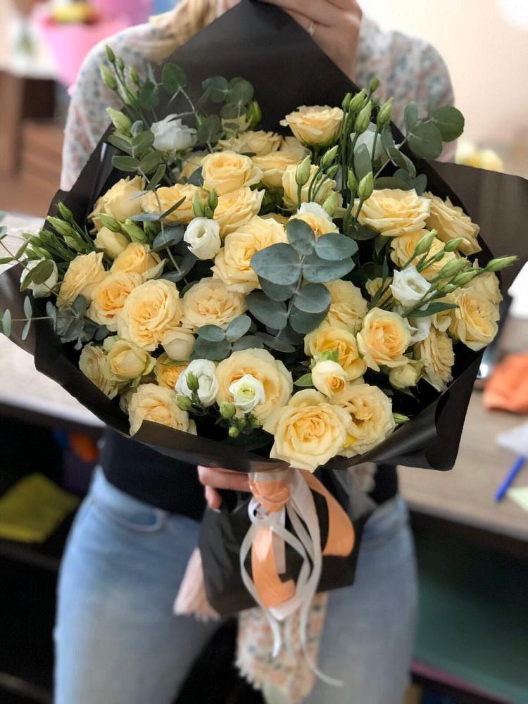 Букет цветов из: Розы и Лизиантусы в Синих Липягах