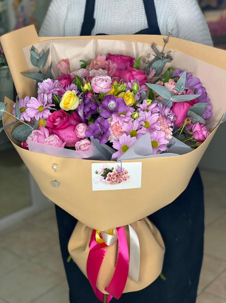 Букет цветов из: Хризантемы, Гвоздики и Альстромерии в Синих Липягах