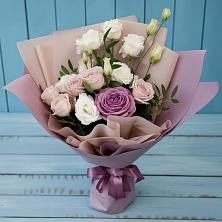 Букет цветов из:  Розы и Лизиантусы в Синих Липягах