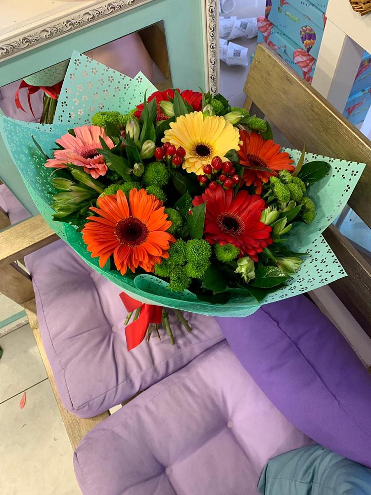 Букет цветов из: Герберы, Хризантемы и Альстромерии в Синих Липягах