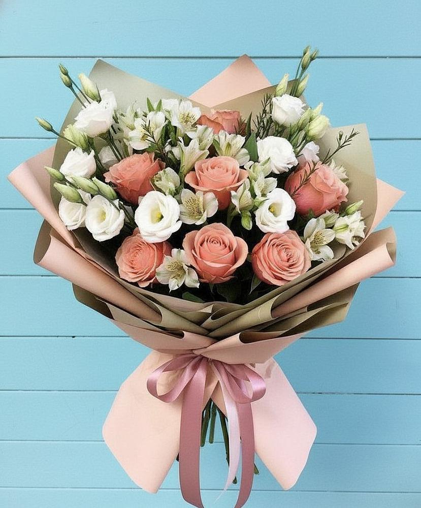 Букет цветов из: Розы, Альстромерии и Лизиантусы в Синих Липягах