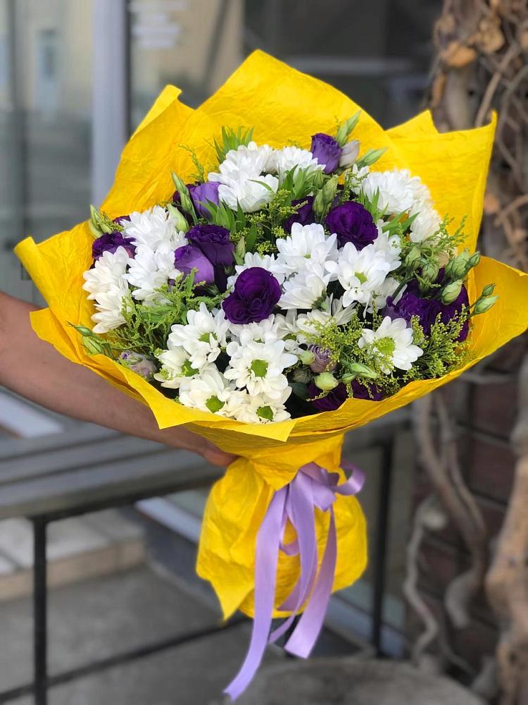 Букет цветов из: Ирисы, Хризантемы и Ромашки в Синих Липягах
