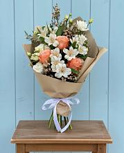 Букет цветов из:  Альстромерии, Лизиантусы, Розы и Хризантемы в Синих Липягах