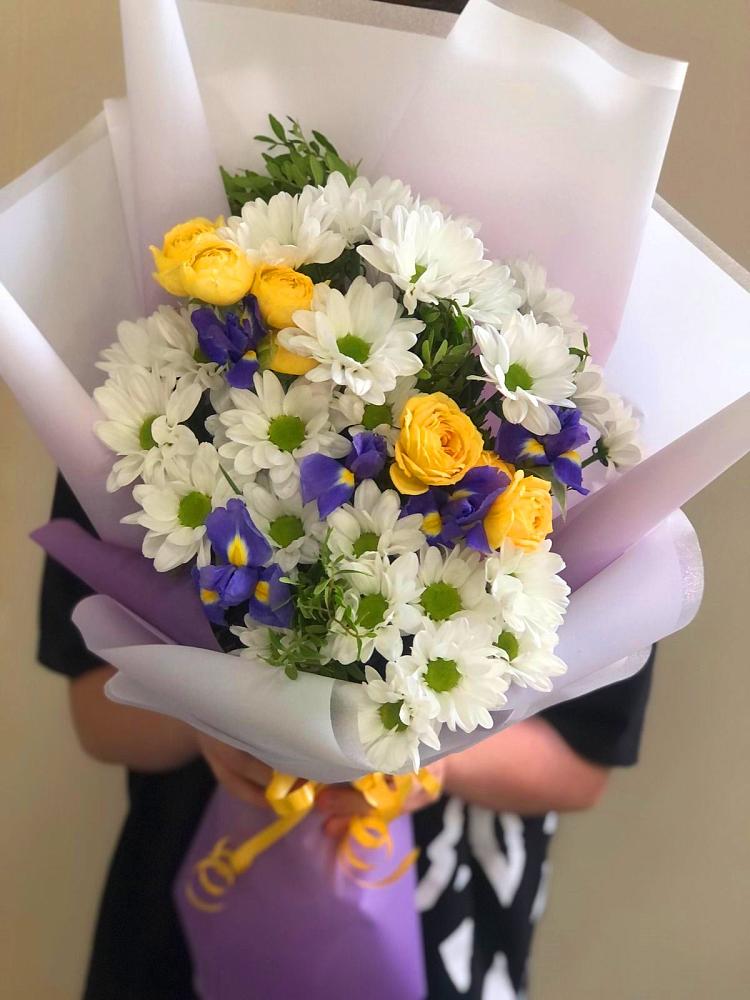 Букет цветов из: Ирисы, Хризантемы и Розы в Синих Липягах