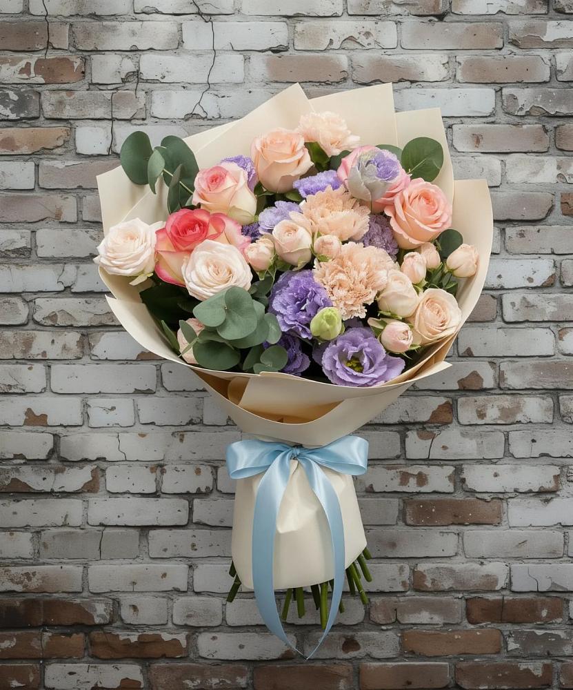 Букет цветов из: Розы, Лизиантусы и Гвоздики в Синих Липягах