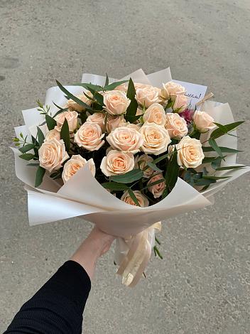Букет Кремовые розы Латте в Синих Липягах