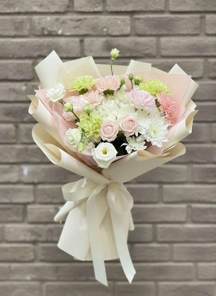 Букет цветов из: Гвоздики, Розы, Лизиантусы и Хризантемы в Синих Липягах