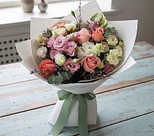 Букет цветов из:  Розы, Лизиантусы и Гвоздики в Синих Липягах