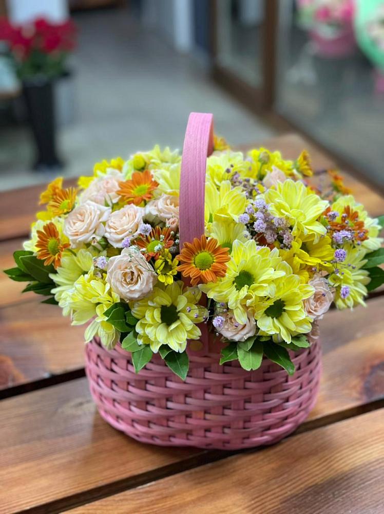 Цветочная композиция из Хризантемы и Розы в корзине в Синих Липягах