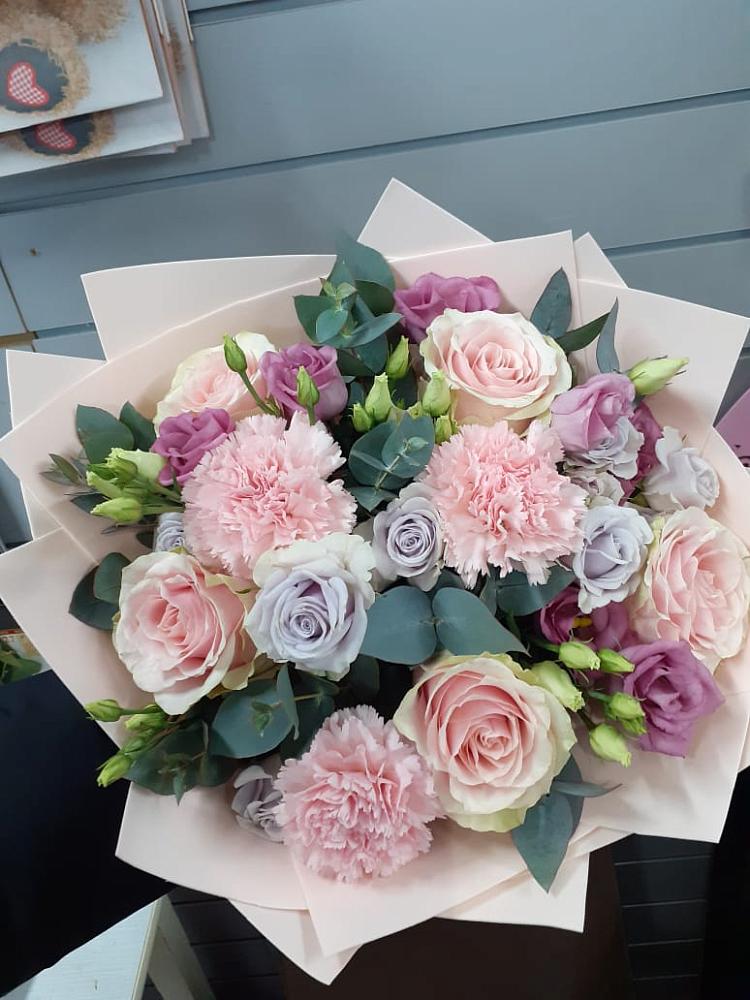 Букет цветов из: Розы, Гвоздики и Лизиантусы в Синих Липягах