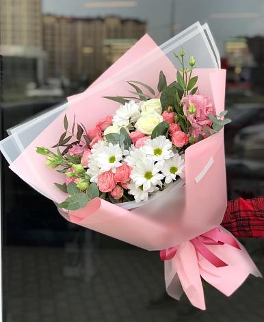 Букет цветов из: Розы, Лизиантусы и Хризантемы в Синих Липягах