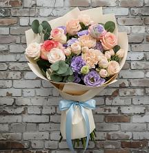 Букет цветов из:  Розы, Лизиантусы и Гвоздики в Синих Липягах