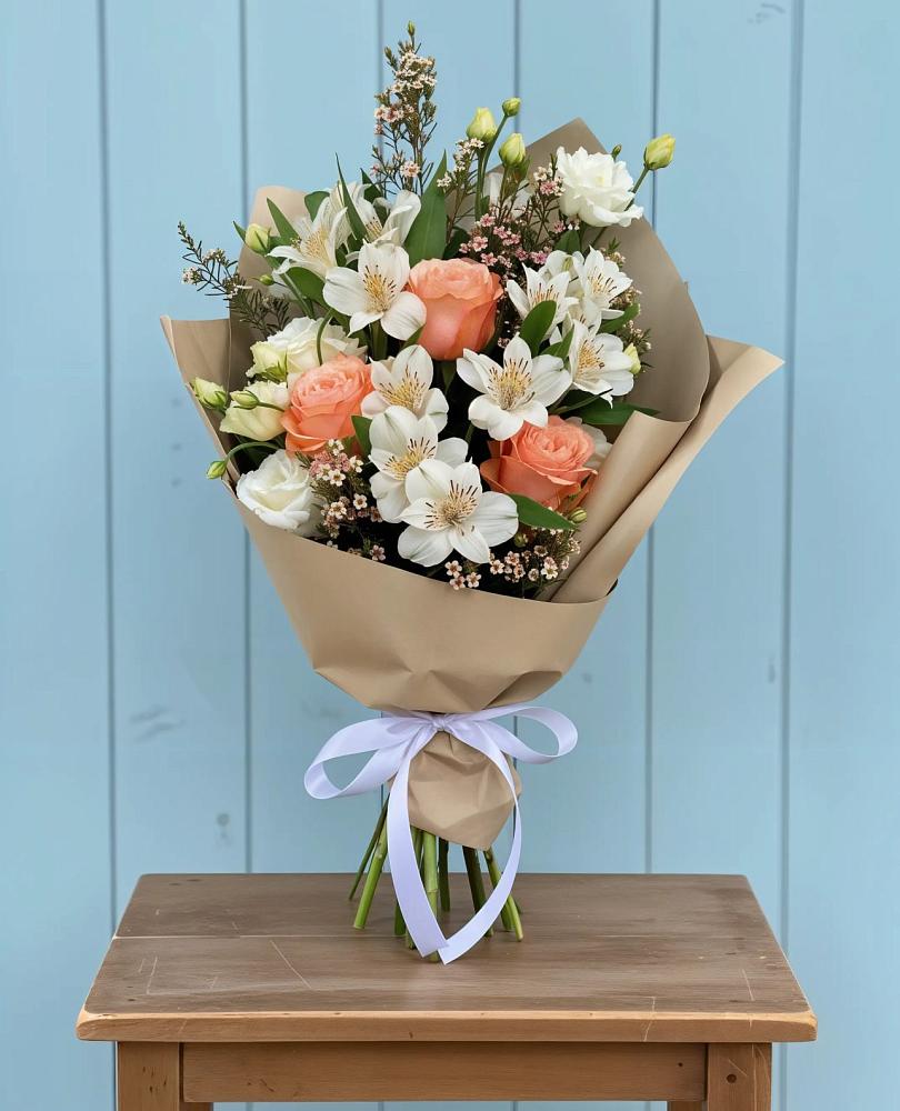 Букет цветов из: Альстромерии, Лизиантусы, Розы и Хризантемы в Синих Липягах