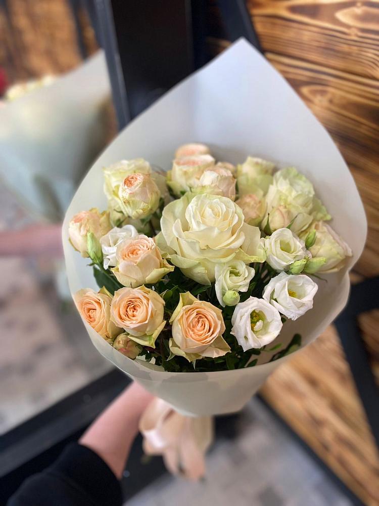 Букет цветов из: Розы и Лизиантусы в Синих Липягах